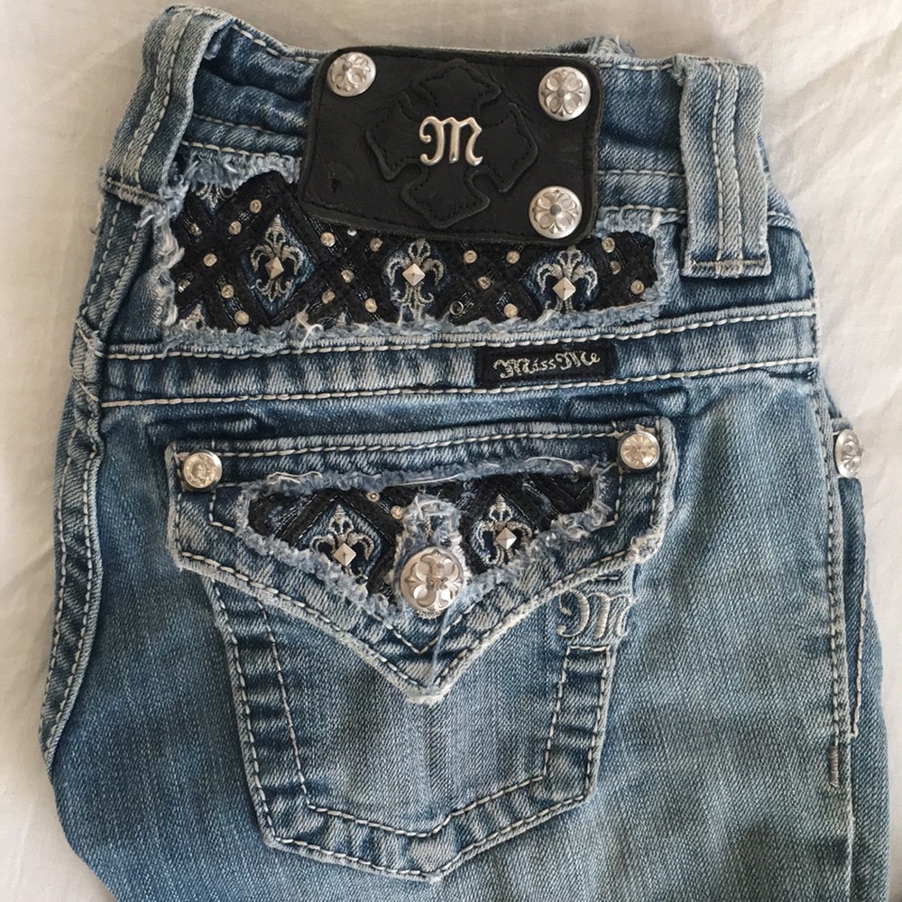 Miss Me Medium Wash Straight Leg Denim Size 25